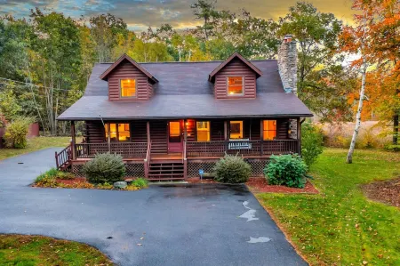 Our pondside cabin - a charming retreat with modern amenities near Wachusett Mtn