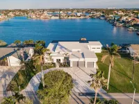 Skyline Paradise Charming 5-bedroom house with WiFi and AC in lovely Cape Coral