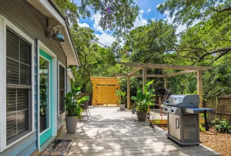 Folly Jungle Hideaway w/ Hot Tub! Отели рядом с достопримечательностью «Фоли Бич»