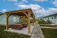 Stunning 2/1 apt. on 4 acres Hotels near Hammock Trail