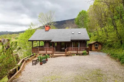 Well-appointed cabin with expansive mountain views, nature and tranquility.