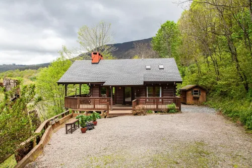 Well-appointed cabin with expansive mountain views, nature and tranquility.