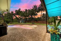 Pool+Bikes+BBQ! Tropical Getaway & Close To Beach!