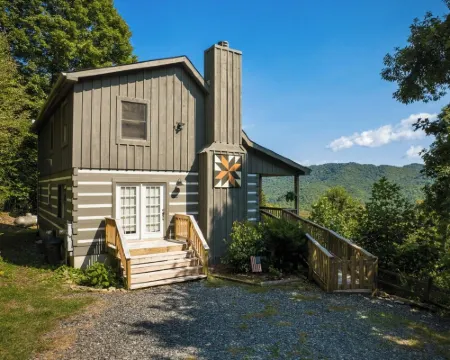 Boone/Blowing Rock Cabin: Hot Tub, Mountain Views, Sleeps 8, Peaceful, Private Hotels in Watauga