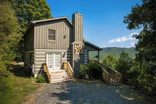 Boone/Blowing Rock Mountain View Cabin: Hot Tub, Sleeps 8 - Perfect Getaway!