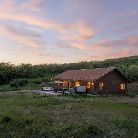 Hot Tub & Sauna Spa, Amazing Mountain Views, Remote Nature Getaway for Families