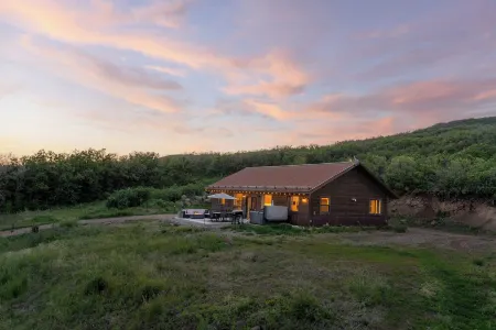 6 Person Hot Tub Spa, Amazing Mountain Views, Remote Nature Getaway For Families
