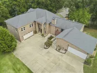Relaxing Multi-family waterfront home with private dock on Lake Hartwell! Hotels near Woodburn Historic House