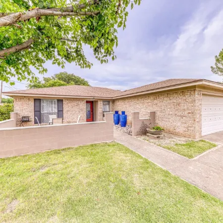 2 Bed ,2 bath private home with hotub & fire pit FortWorth,TCU,Stockyards,Rodeo Отели рядом с достопримечательностью «Хален Молл»