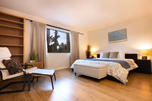 Family Retreat & Workspace! Near 30+ vineyards and Plaza! Parking. WiFi.