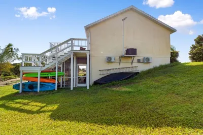 LAKE HOUSE FAMILY VACATION RETREAT, w/water toys sleeps 16 and RACE Ready 레이크 준 공원 주변 호텔