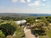 Gorgeous 4900 square foot pool & spa home minutes from Lake Travis and winery - Private Pools