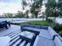 Luxury  Summer Home,  Basketball Court, Hot Tub Firepit Excellent Beds & Linens.