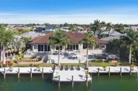 Marco Polo by Avantstay Waterfront 5bdr, Pool, Spa, Fire Pit, Walk to Beach Hotels near Leigh Plummer Park