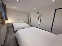 Beautiful 2 bedroom full-furnished semi-detached house with parking Hotels in Hythe