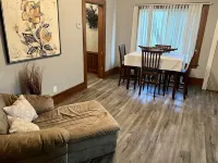 Charming 1920s, pet friendly home, centrally located! Các khách sạn ở Rock Island County