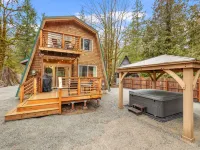 Wild Dog Cabin located on Highway 2 - Only 25 min to Steven's Pass! Hotels in Baring