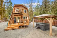 Wild Dog Cabin located on Highway 2 - Only 25 min to Steven's Pass!