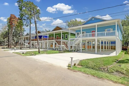 Experience Kemah in Luxury!Gorgeous, custom, brand new 3 bedroom with 3.5 baths