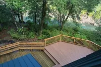 A Beautiful Vacation Awaits You on the Emerald Smith River! - Hytter