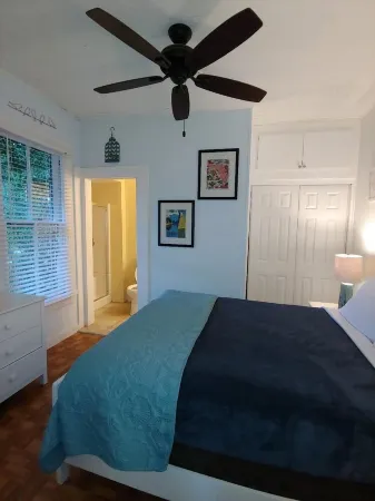 Casa Tranquila, Walk Everywhere Sleeps 2, Comfy, Stylish, Parking, Uptown Area