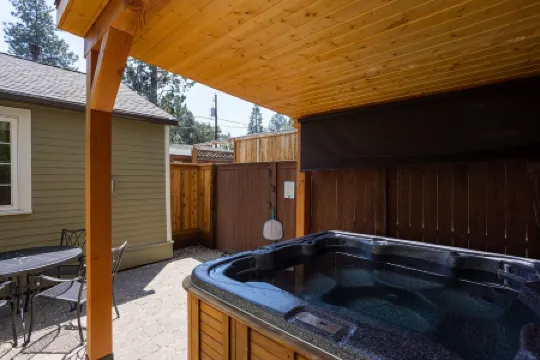 Contemporary Chic Cottage │Downtown Historic District │Hot Tub │Gourmet Kitchen