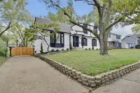 ★Luxury Home★Best Deck/Patio in KC★DreamLux Beds★Gated Driveway★