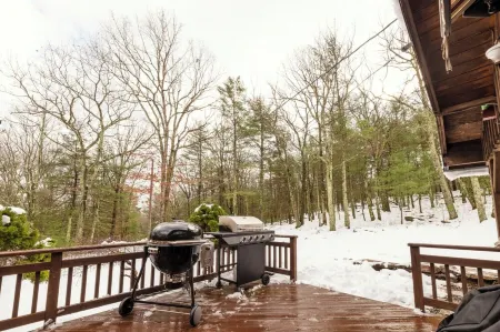 The Cabin at Deep Hollow Отели в г. Тастен