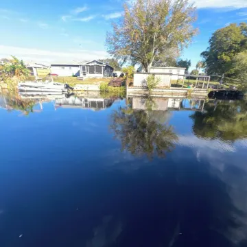 Charming 2-bedroom mobile home with WiFi and AC in Okeechobee Отели в г. Окичоби