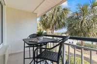 Oceanfront: The Seabatical Suite at Bridgewater Resort / Litchfield By The Sea - Boutique