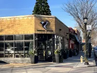 Cozy, modern, & steps to shops! Pet friendly too! Hotels in Elmhurst