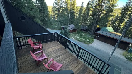 Cozy Cabin in Olympic Valley, Next to Palisades Resort & Tahoe City Отели рядом с достопримечательностью «Squaw Valley Ski Area»