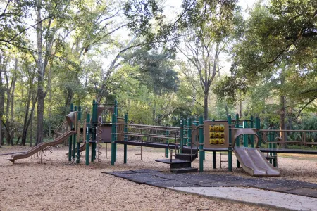 Camellia's Garden \\ 6 Bedrooms \\ 9 Beds \\ Patio Garden \\ Fountain \\ Park