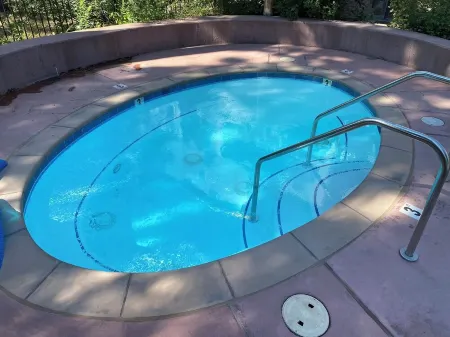 Walk to Eagle/Cozy Slopeside Stay/lg. Deck with Golf Course View and BBQ