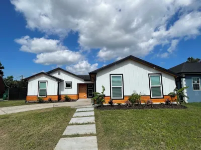 Modern Spacious 4-bedroom house in charming Kenner with WiFi and AC Hotels near Pontchartrain Convention & Civic Center