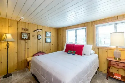 Bass Lake House, Waterfront, BBQ, Foosball, 3BD: 1.5BTH! Các khách sạn gần The Pines Bar Bass Lake