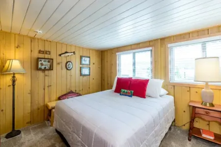 Bass Lake House, Waterfront, BBQ, Foosball, 3BD: 1.5BTH!