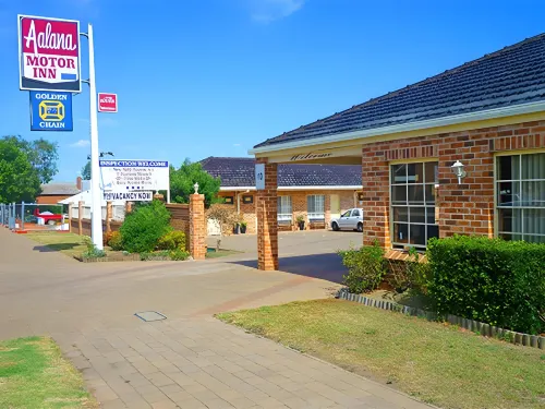 Golden Chain Aalana Motor Inn - parking
