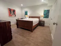 Bayfront 5 bedrooms family home. Panoramic sea view from all rooms Hôtels à proximité de : Cooper's Beach