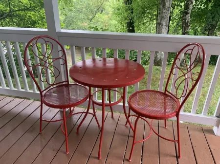 Peaceful Cottage on Linville River. Hike Blue Ridge mountains. Visit winery.