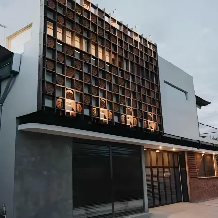 Sare Homestay and Artspace Sanur Отели рядом с достопримечательностью «Пляж Синдху»