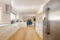 Casita Sonoma: Enchanting remodeled 3BD/2BA home, Chef's kitchen, modern style