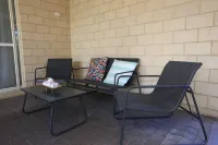 Bright, Spacious 5 bedroom home. 5 mins from the beach. Hotels in Dunsborough