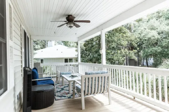 Exceptional 4 Bedroom Coastal Cottage with Heated Pool Access, Walk to the Beach