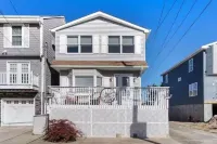 Charming 3-Bedroom House 2 Blocks to the Beach, 6 Beach Badges, and Parking