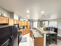 Romantic Hot Tub w/water view. Cute 3-bd Villa w/2 King beds and ensuite baths.