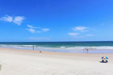 Sunrise Direct Ocean front 2-bedroom condo steps to the Beach at Daytona Beach Отели рядом с достопримечательностью «Парк Ван Авеню»