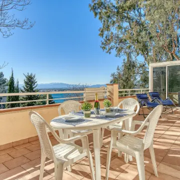 Apartment in Roses with Waterfront Views