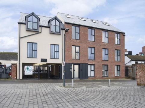 Elliot Oliver - Stylish 2 Bedroom Apartment with Parking in the Docks