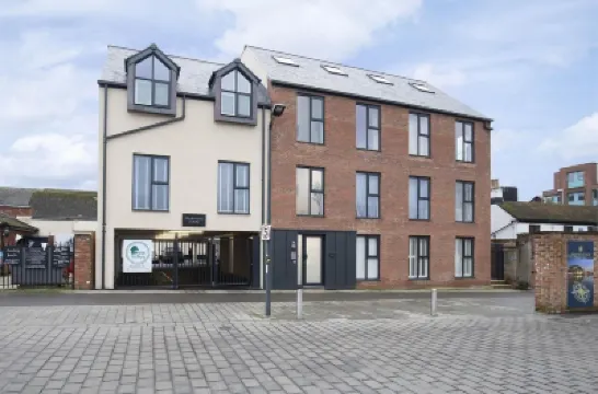 Elliot Oliver - Stylish 2 Bedroom Apartment with Parking in the Docks Hotel berhampiran St John's Church